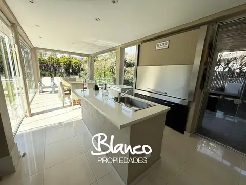 Casa 5 ambientes con 4 baños