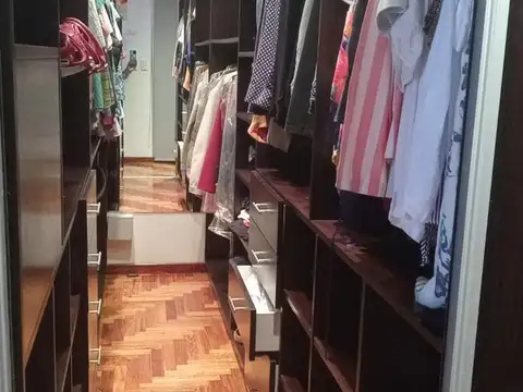 Casa 8 ambientes con 4 baños