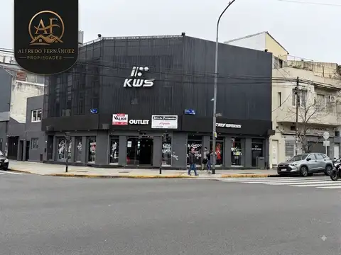 LOCAL EN ALQUILER EN ESQUINA DE AVENIDA TRIUNVIRATO Y DONADO. ZONA COMERCIAL. VIDRIERA SOBRE DONADO, EN ESQUINA Y SOBRE TRIUNVIRATO