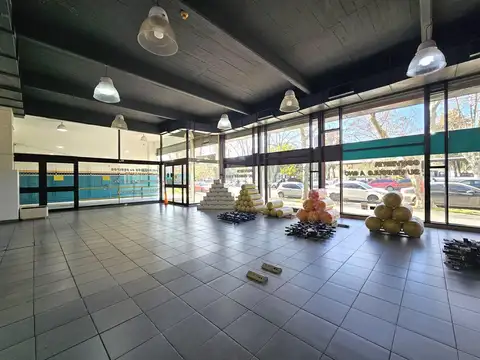 Inmueble Comercial y Logístico de 1.740 m² con Playa de Estacionamiento – Av. San Martín 2800