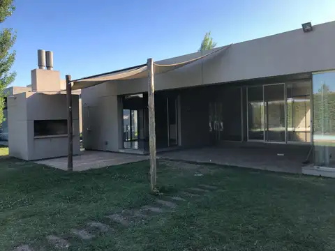 Casa de 4 Dormitorios en Barrio San Sebastian - Funes