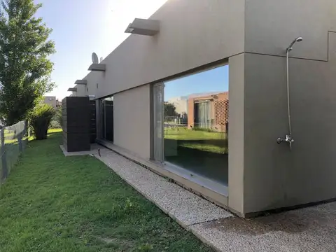 Casa en Alquiler con 2 cocheras