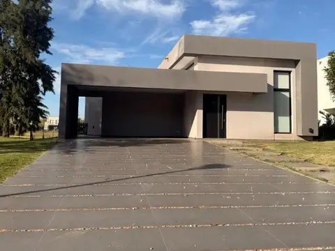 CASA A LA VENTA EN TERRALAGOS. OPORTUNIDAD!