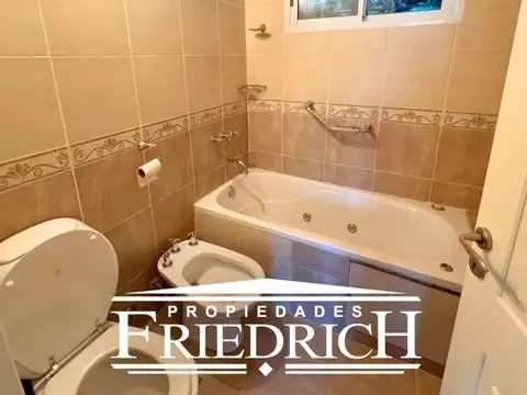 Casa en Alquiler con 2 cocheras