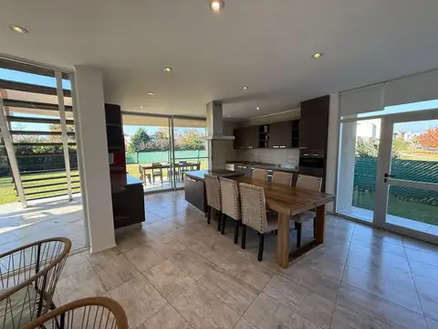 Casa en Venta con 4 cocheras
