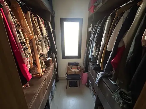 Casa en Alquiler con 3 cocheras