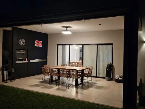 Casa en Alquiler con 3 cocheras