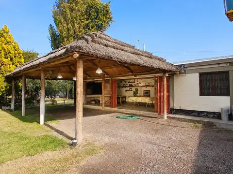 Casa con Quincho, Pileta y Salón