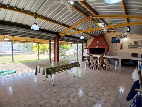Casa con Quincho, Pileta y Salón