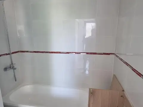 2 amb c/ dormit en suite y toilette, c/ balcón y parrilla