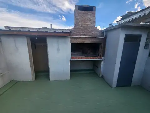 Amplio 3 amb mas escritorio. Tipo casa  sin expensas con terraza parrilla y quincho 