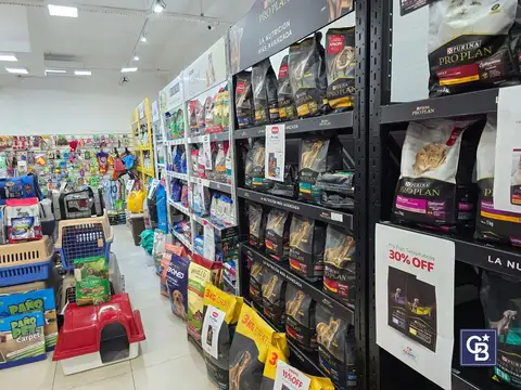 Venta con renta ideal inversión de Local en Centro Comercial Pueblo Caamaño, Pilar