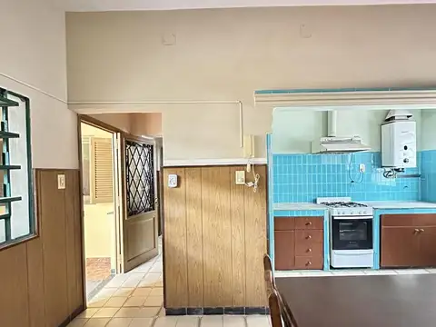 CASA DE PASILLO ÚNICA – 2 DORMITORIOS – PATIO CON PARRILLERO Y TERRAZA – APTO CRÉDITO