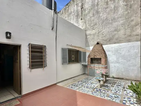 CASA DE PASILLO ÚNICA – 2 DORMITORIOS – PATIO CON PARRILLERO Y TERRAZA – APTO CRÉDITO