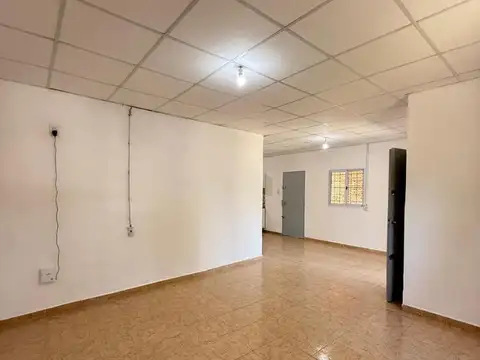 Vendo casa, con patio, cochera, alarma. Alquilada