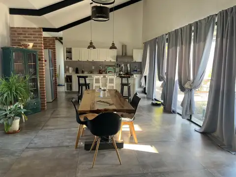 Casa en Alquiler con 2 cocheras