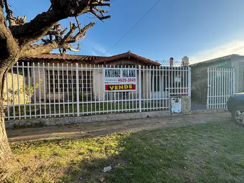 CASA EN VENTA A 1 CUADRA DE INT. AGÜERO