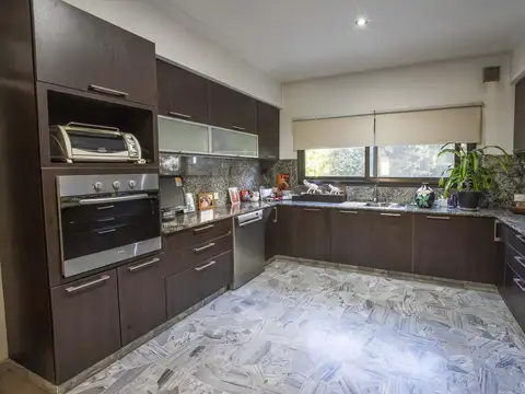 Casa 5 ambientes con 4 baños