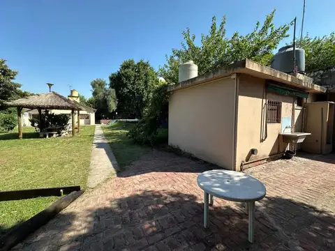 Hermosa casa quinta compuesta por 3 casas en un Lote