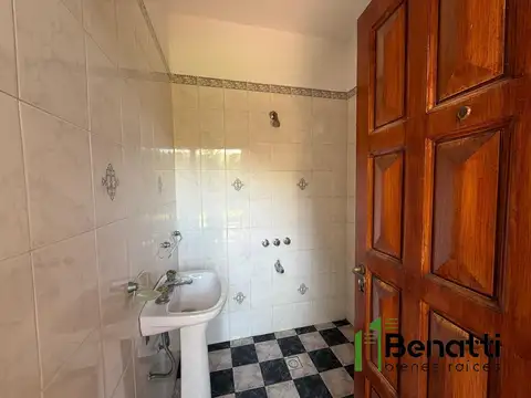 Casa 4 ambientes en venta CON AMPLIO JARDIN Y GARAJE PASANTE