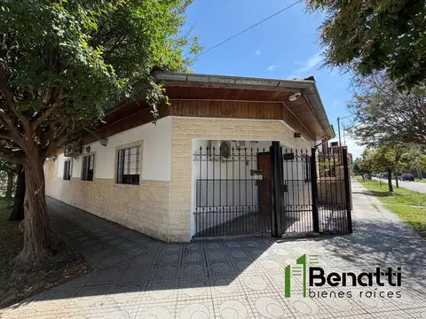 Casa 4 ambientes en venta CON AMPLIO JARDIN Y GARAJE PASANTE