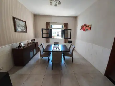 " RETASADO" HERMOSA CASA 5 AMB + QUINCHO. JARDÍN. 3 BAÑOS. PATIO.LAV C/ SALA DE PLANCHADO.