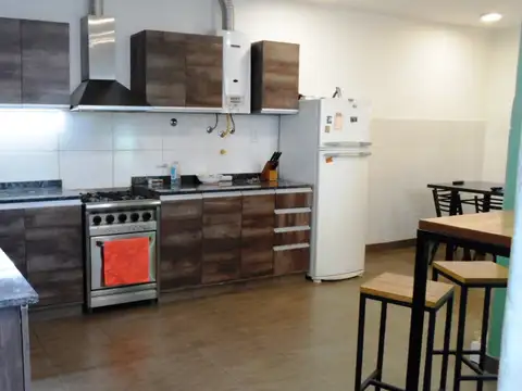 " RETASADO" HERMOSA CASA 5 AMB + QUINCHO. JARDÍN. 3 BAÑOS. PATIO.LAV C/ SALA DE PLANCHADO.