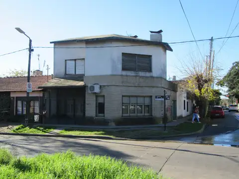 Venta - Chalet en 2 plantas - 4 Dormitorios - Quincho - Patio - Apto Credito - Venta Directa  