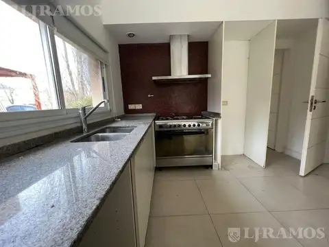Casa 6 ambientes con 4 baños