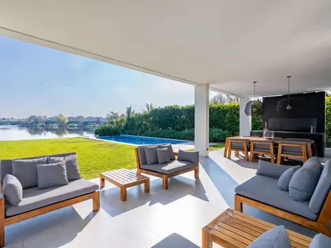 Casa 7 ambientes con 4 baños