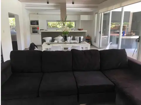 Casa en Alquiler Temporal en Berazategui, USD 4.000