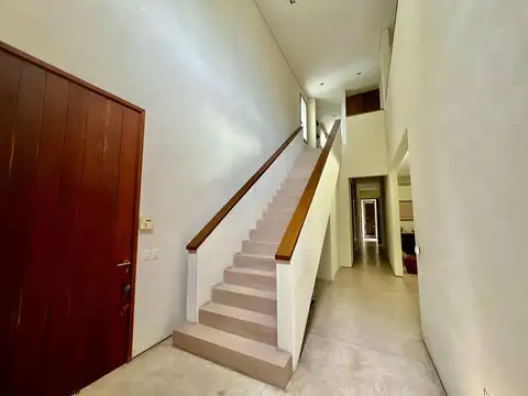 Casa en Venta con 4 cocheras