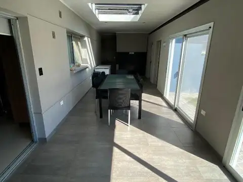 Casa en Venta con 4 cocheras