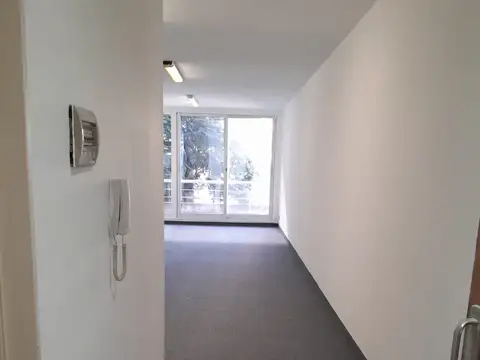 Excelente ambiente divisible en alquiler apto vivienda u oficina en Tribunales al frente con balcon