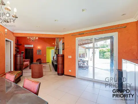 Casa en Venta con 2 cocheras