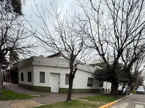 DOS CASAS 3 AMBIENTES Y TALLER