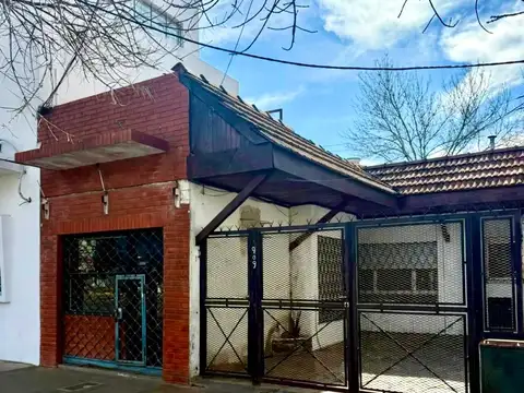 En excelente ubicación, casa con local, ideal uso profesional.