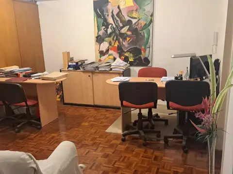 Frente a Po La Plaza. Gran Ambiente dividido en Recepción, sala de reuniones y despacho amoblado para usar ya