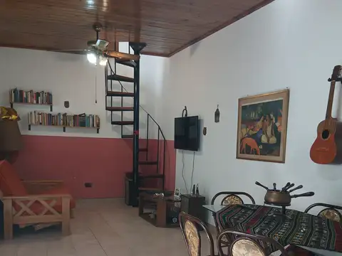 GRAN TIPO CASA DE 4 AMBIENTES CON PATIO Y TERRAZA.