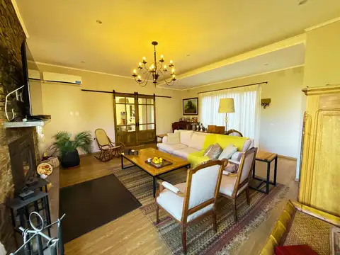 Casa 6 ambientes con 2 baños