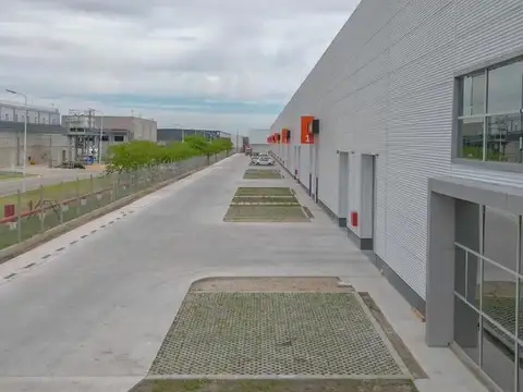 Depósito en venta 120 metros cubiertos complejo cerrado con seguridad