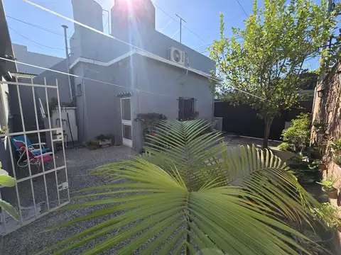 Casa 3 amb. Con LOCAL, COCHERA, y TERRAZA con Parrilla.