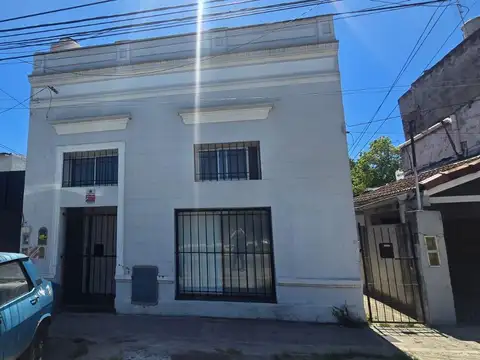 AMPLIA PROPIEDAD RECICLADA A NUEVO CON 3 DEPTOS TIPO PH