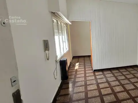 1 Amb. Dividido al Lateral, a Media Cuadra de Av. Libertador (2º Piso por Escalera)