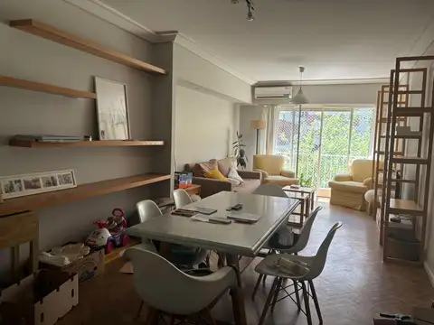 Frente, cochera, buena distribución, baños y cocina modernos