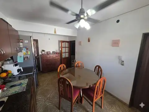Casa 8 ambientes con 4 baños