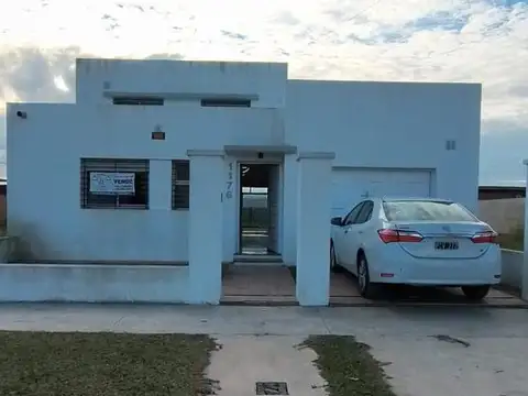 Moderna casa en venta con pileta