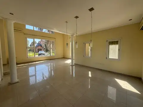 Casa en Alquiler con 6 cocheras