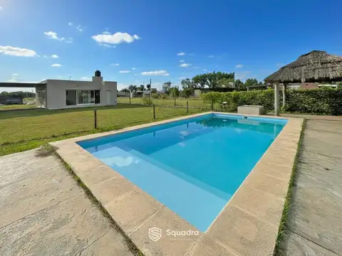 VENTA -  Casa 2 dormitorios, con piscina, jardin, y parrillero - Roldán.