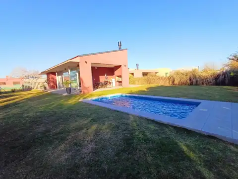 Casa 4 ambientes con 2 baños